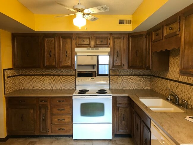 Building Photo - 2208 Bushnell Dr