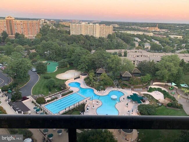 Foto del edificio - 205 Yoakum Pkwy