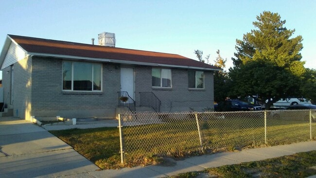 Building Photo - 5156 W Highwood Dr