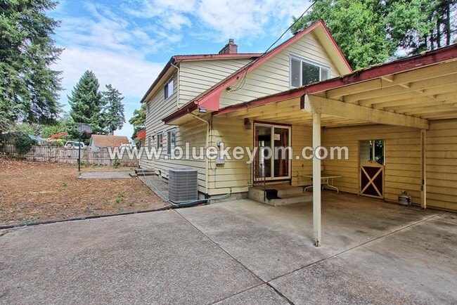 Foto del edificio - 5 Bedrooms, 2.5 Bathrooms Home in Oregon City