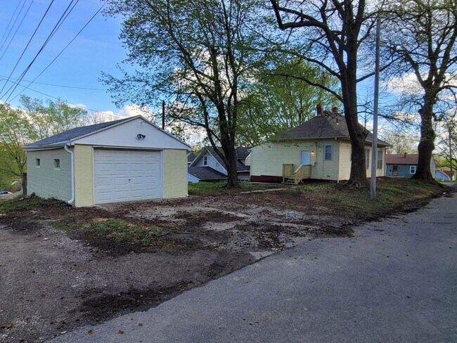 Building Photo - 3 Bedroom 1 Bathroom Home  with garage, Mo...