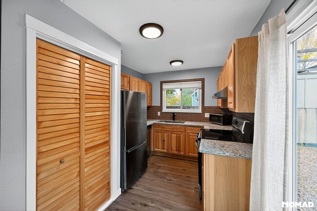 Building Photo - Freshly Renovated 3BR Single-Family House