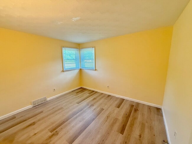 Building Photo - 3/1 Single Family Home | Large back yard |...