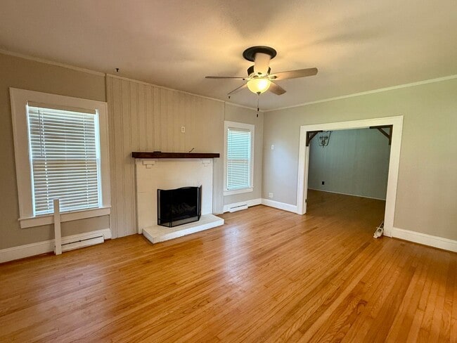 Building Photo - Three bedroom, 1 bath house in Burlington