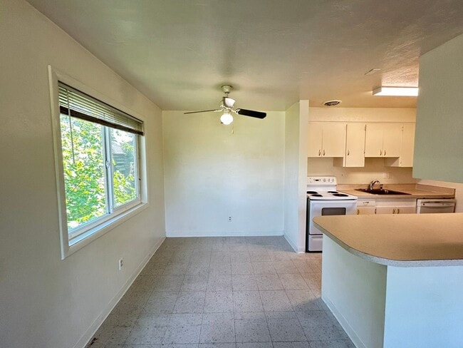 Building Photo - NO APPLICATION FEE AND FREE FIRST MONTHS RENT!! Cozy 2 Bed, 1 Bath Apartment Near Downtown Albany...