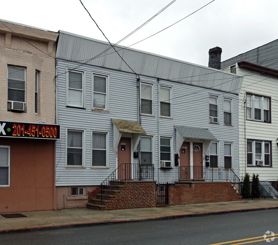 Primary Photo - 1031 West Side Ave