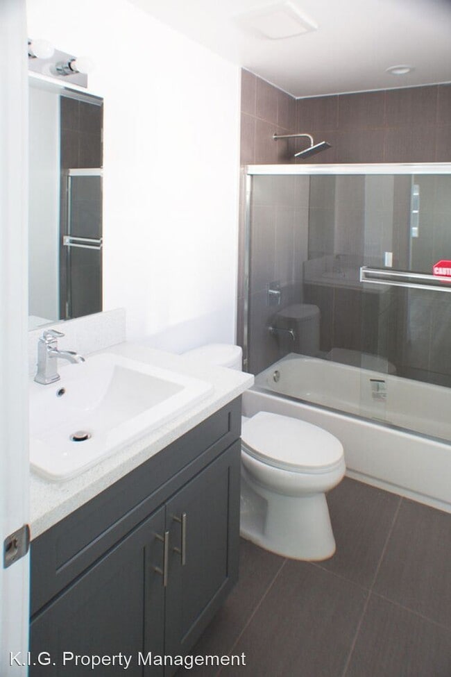 Building Photo - 3 br, 3 bath Apartment - 2104 Hauser Blvd....