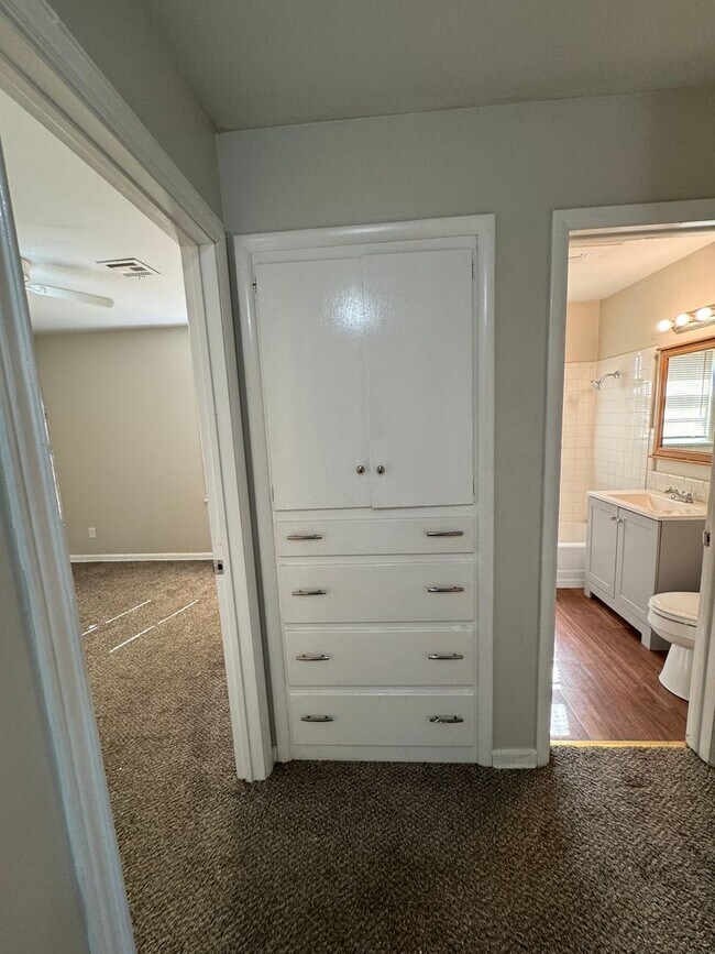 Foto del edificio - Spacious 3-Bedroom, 1-Bath Home with Garag...