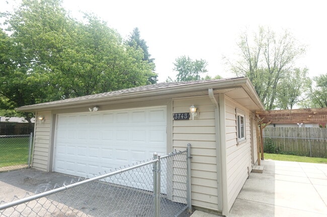 Building Photo - 3743 Country Club Ave