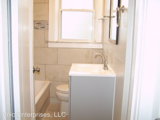 Building Photo - 1 br, 1 bath Apartment - 1007 Art Hill Pl.