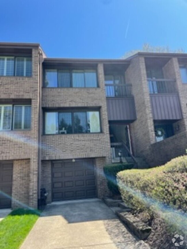 Building Photo - 804 Fairways Dr