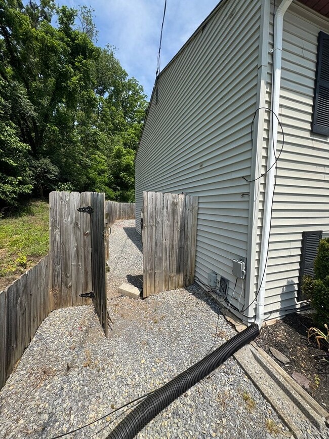 Building Photo - 2127 Hollins Rd NE