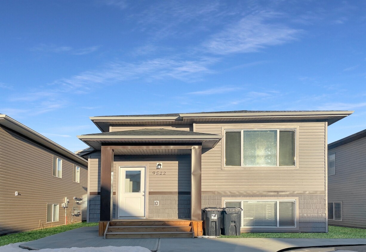 Primary Photo - 9522 B 112 Ave