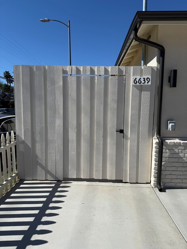 Foto del edificio - 6641 Glade Ave