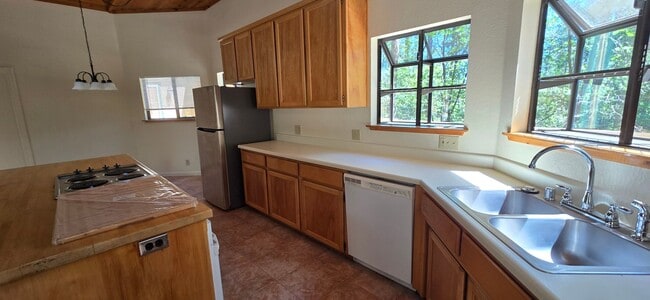 Foto del edificio - Spacious 3-bedroom, 2-bath multi-family home