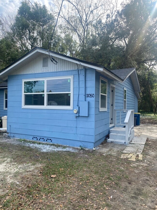 Building Photo - 2050 W 40th St