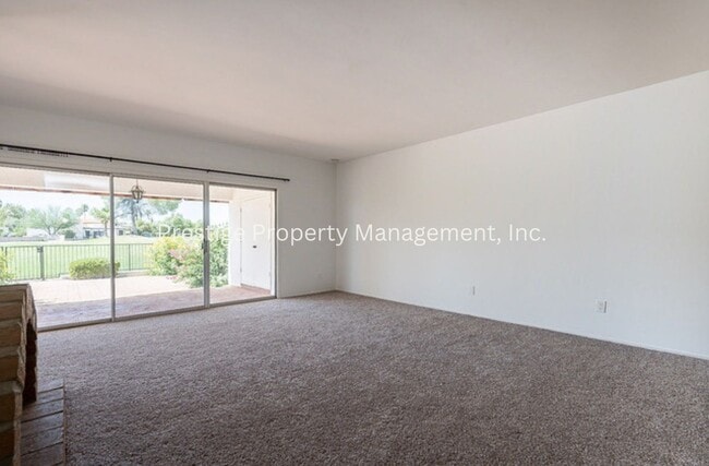 Building Photo - Beautiful Townhouse Overlooking The Golf C...