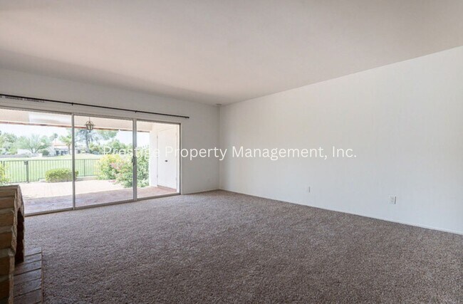 Foto del edificio - Beautiful Townhouse Overlooking The Golf C...