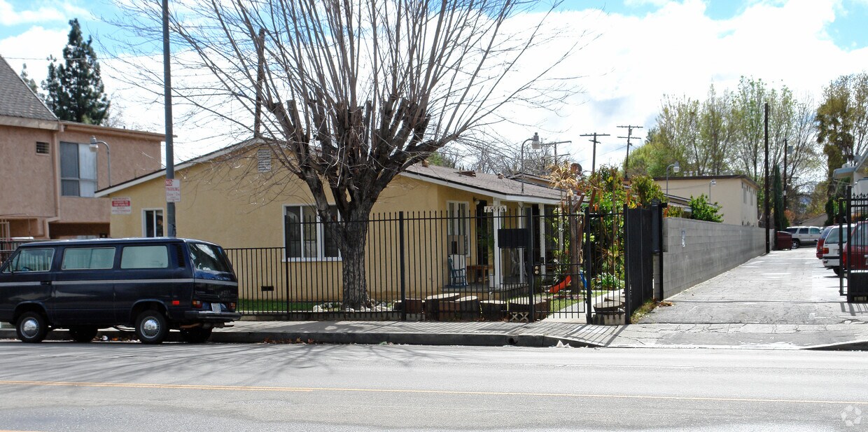 Foto principal - 15546 Vanowen St