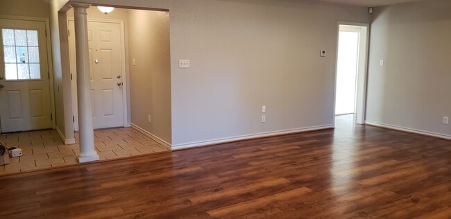 Building Photo - 519 Northwest Dr