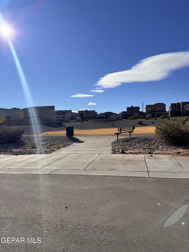 Foto del edificio - 548 La Entrada Cir