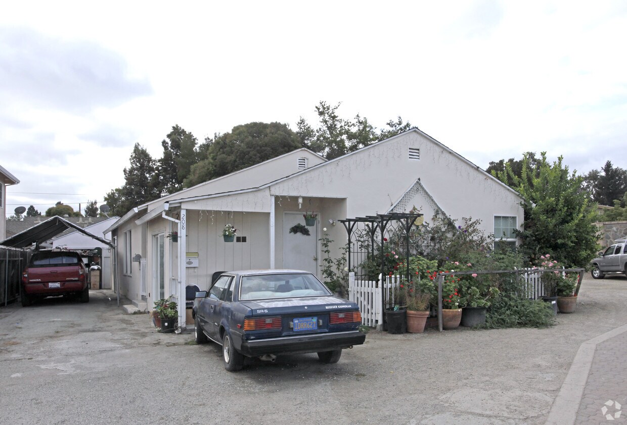 Primary Photo - 208 Semicircular Rd