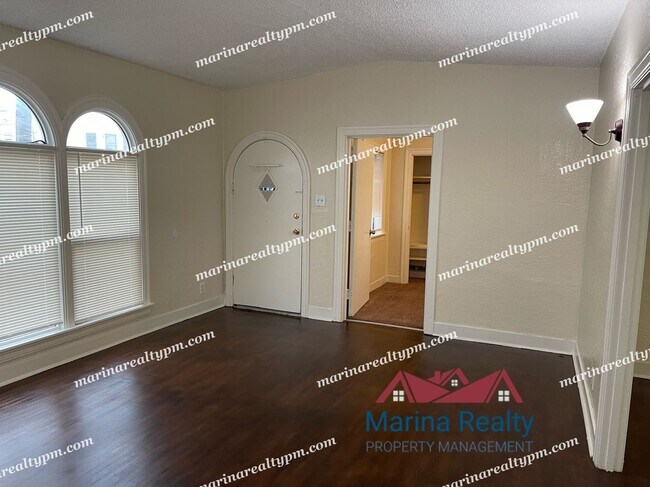 Foto del edificio - This Lovely home has 3 bedrooms,1.5 bath. ...