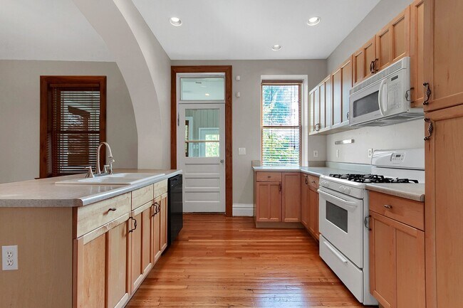 Building Photo - Hartford Dream House