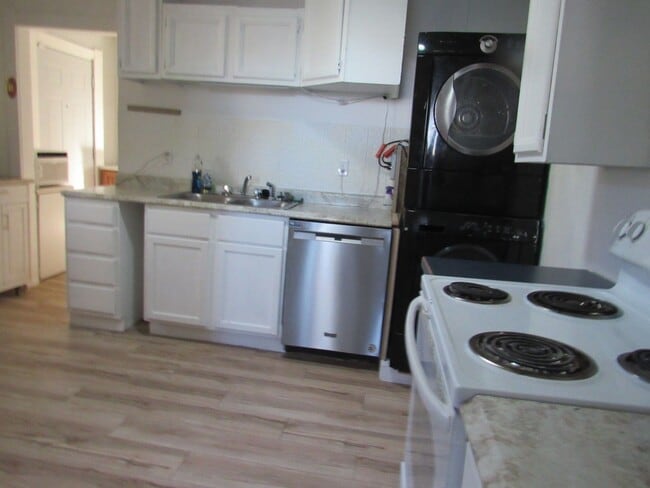 Building Photo - Cute & Cozy 1 Bedroom