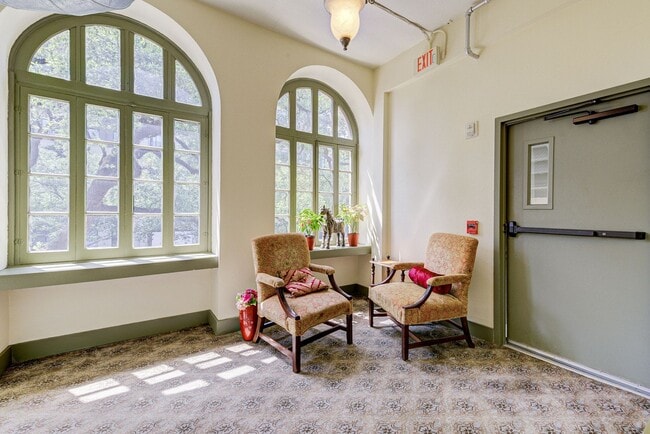 Building Photo - Designer condo with a private rooftop terrace