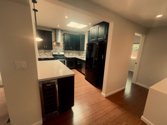 Foto del edificio - Beautifully Remodeled 3BD/2BA Sunnyvale Home with Designer Kitchen & Private Backyard