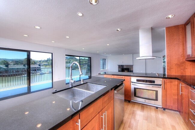 Building Photo - 8 Greenwood Cove Dr