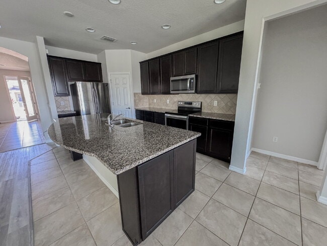 Foto del edificio - Gorgeous 4 bedroom 2 bath home in luxuriou...