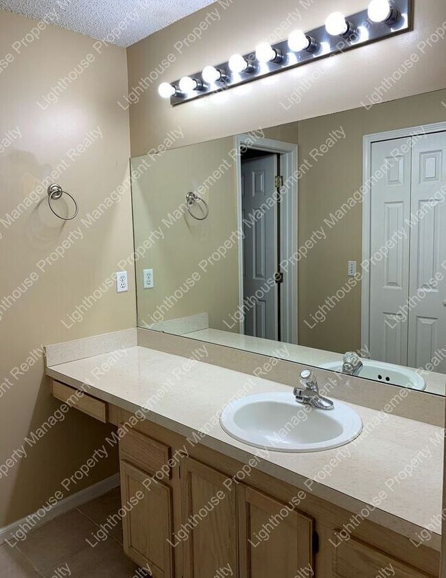 Building Photo - Beautiful Home Just Minutes to NAS JAX & 2...