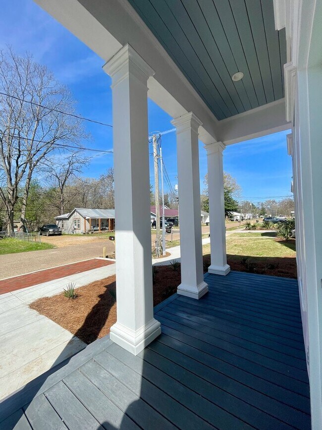 Building Photo - 2 Bed 2.5 Bath House close to Downtown Sta...