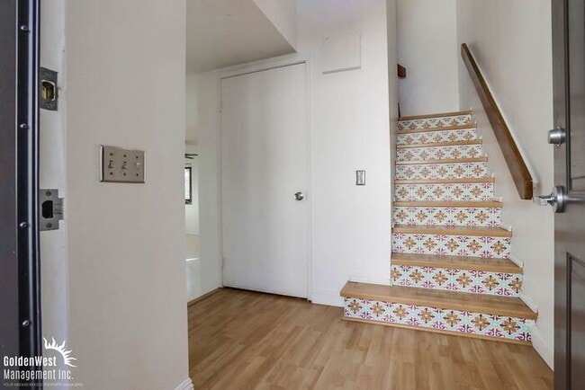 Building Photo - Bright & Airy 2Bdm 1Ba Townhome in San Diego!