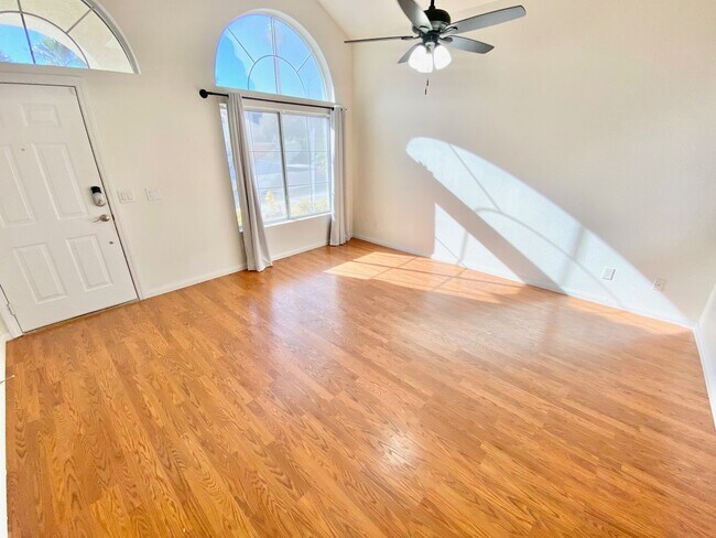 Building Photo - STUNNING 4 BEDROOM / 2.5 BATHROOM WITH A P...