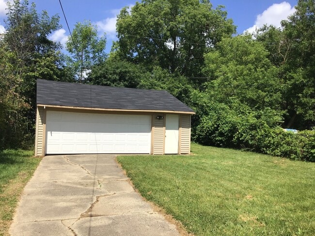 Building Photo - 2 Bedroom Single Family Home With Detached...
