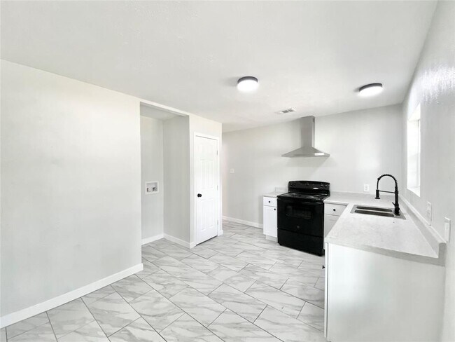 Building Photo - 923 Fernwood Ave