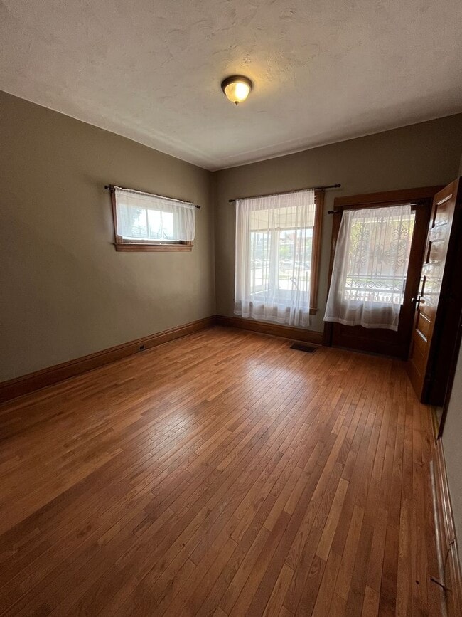 Building Photo - 2 Bedroom 2 Bathroom in Popular Baker Dist...