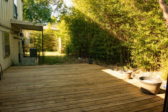 Building Photo - 120 Brookside Dr