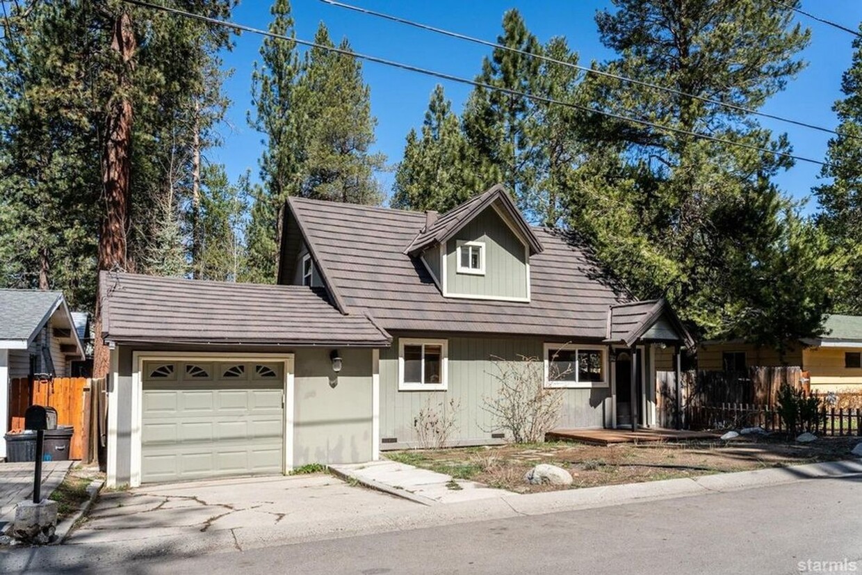 Foto principal - Charming pet friendly craftsman style home...