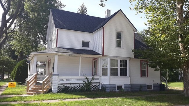 Building Photo - UPPER UNIT APARTMENT, UTILIES INCLUDED