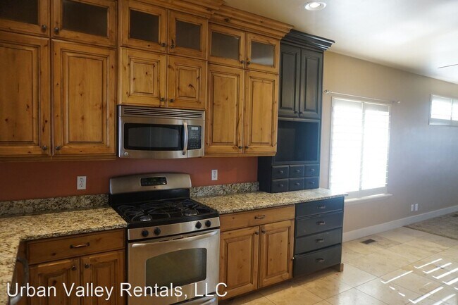 Foto del edificio - 4 br, 2.5 bath House - 222 E. Belle Glenn Cir