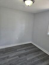 Building Photo - 5906 Hillsboro St