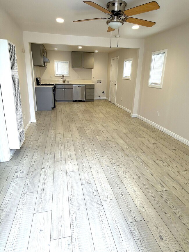 Foto del edificio - 1603 W 60th Pl