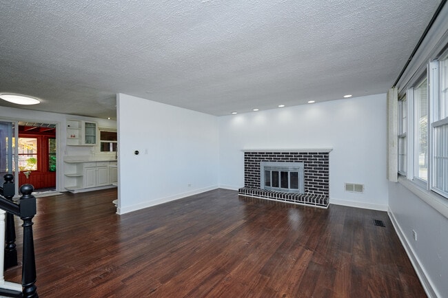 Building Photo - 1613 Hartmann Dr