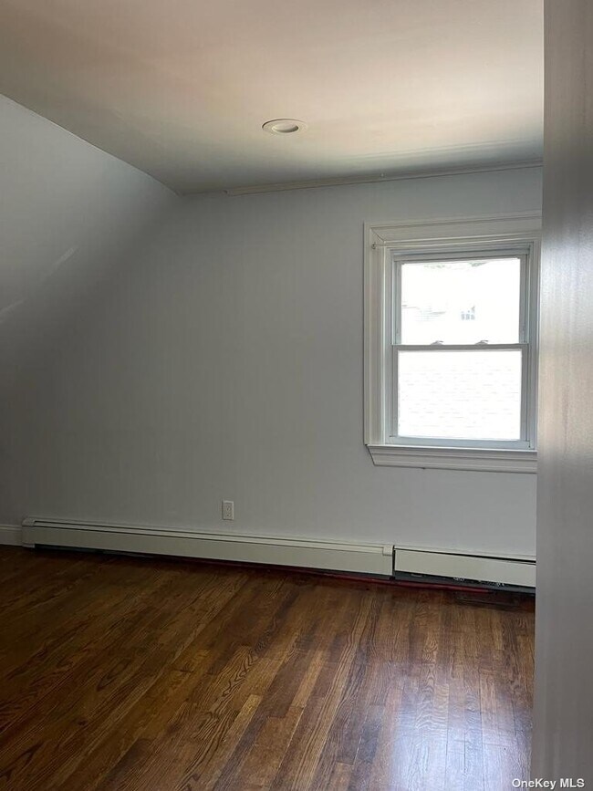 2 5th St Unit 2nd FL, Westbury, NY 11590 Room for Rent in Westbury