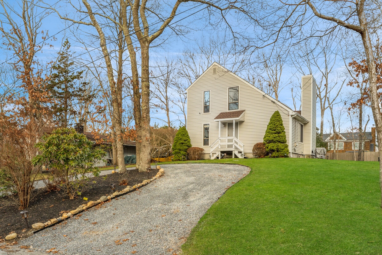 Foto principal - 82 Hillside Dr E