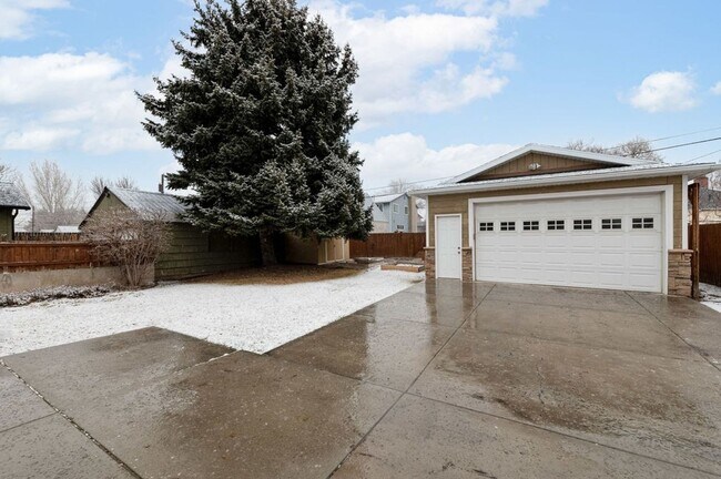 Building Photo - Great Family Home in Excellent Location!